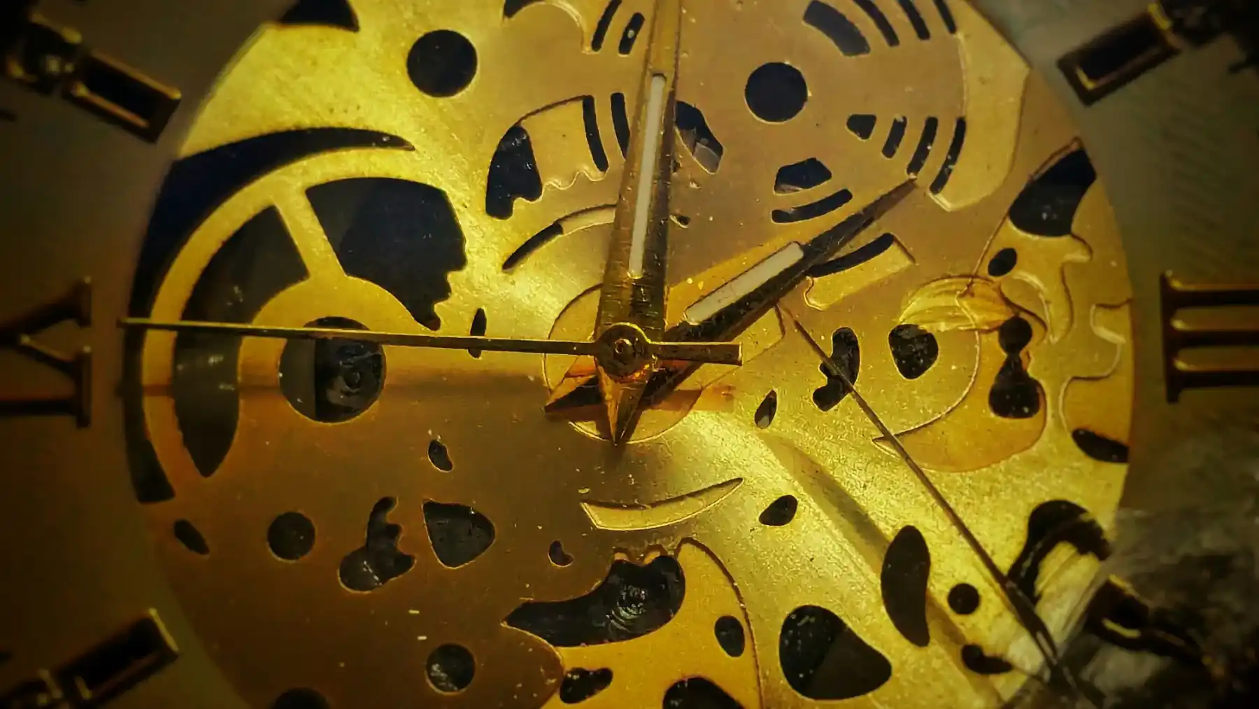 Mécanisme d'horlogerie doré (Photo d'Alyssa Lucifas sur Unsplash)