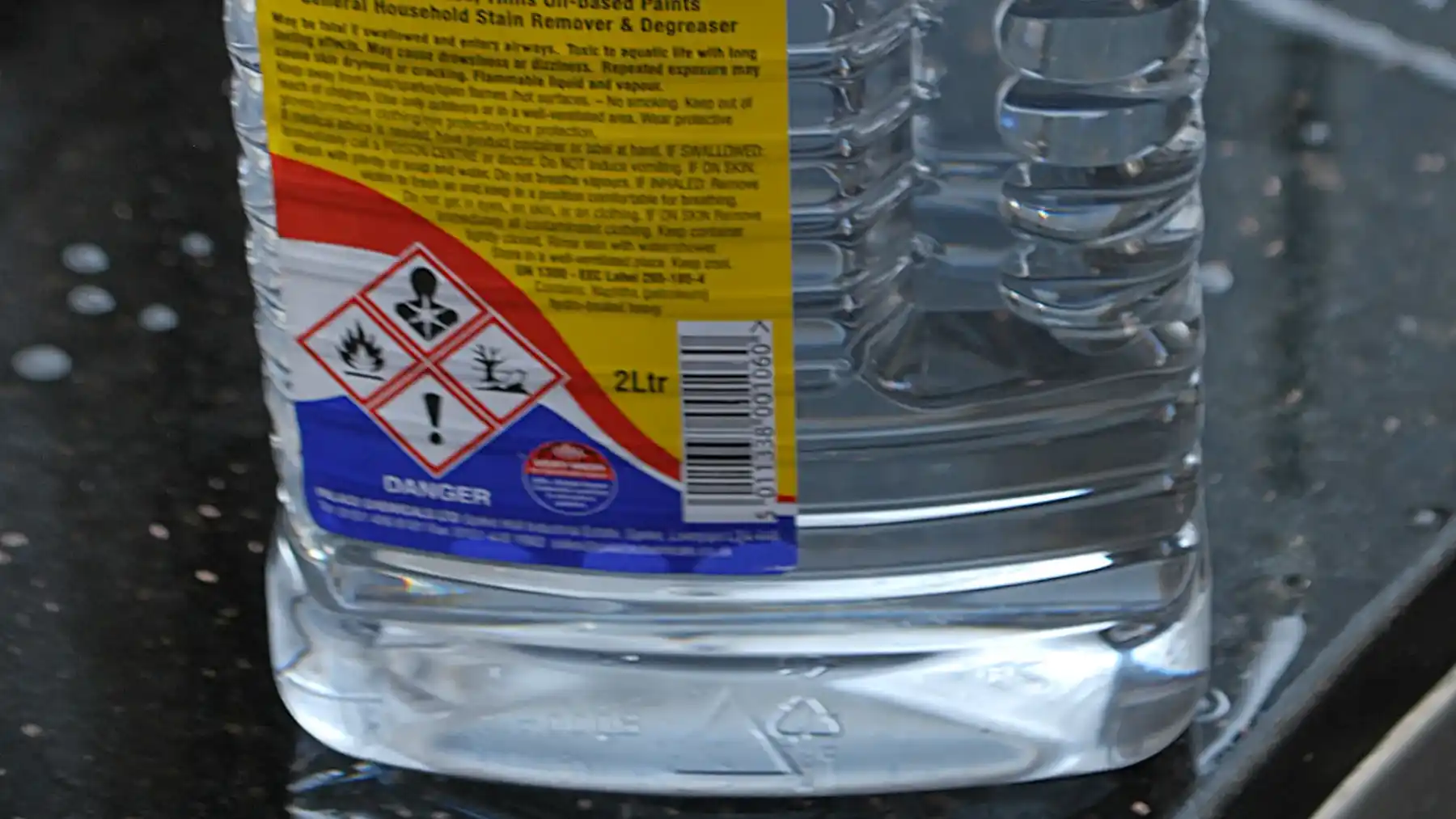 Produits solvant en bouteille avec signaux de danger