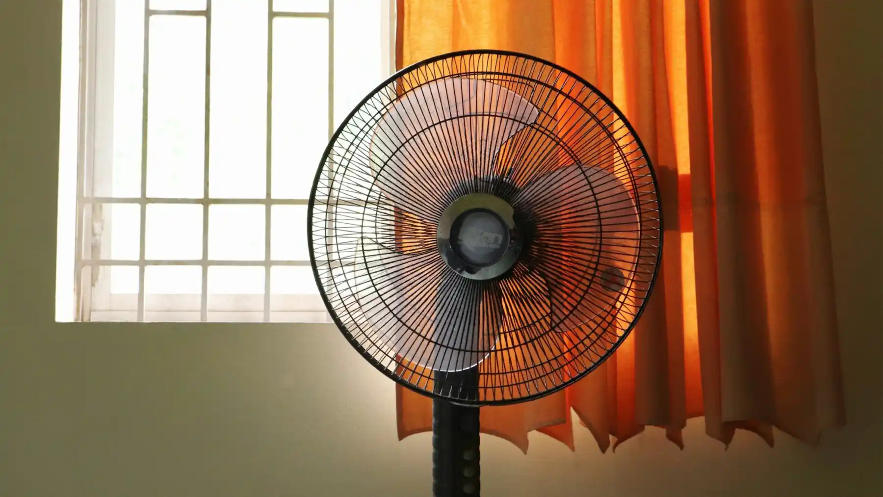 Un ventilateur devant une fenêtre | Photo de duy duy sur Unsplash