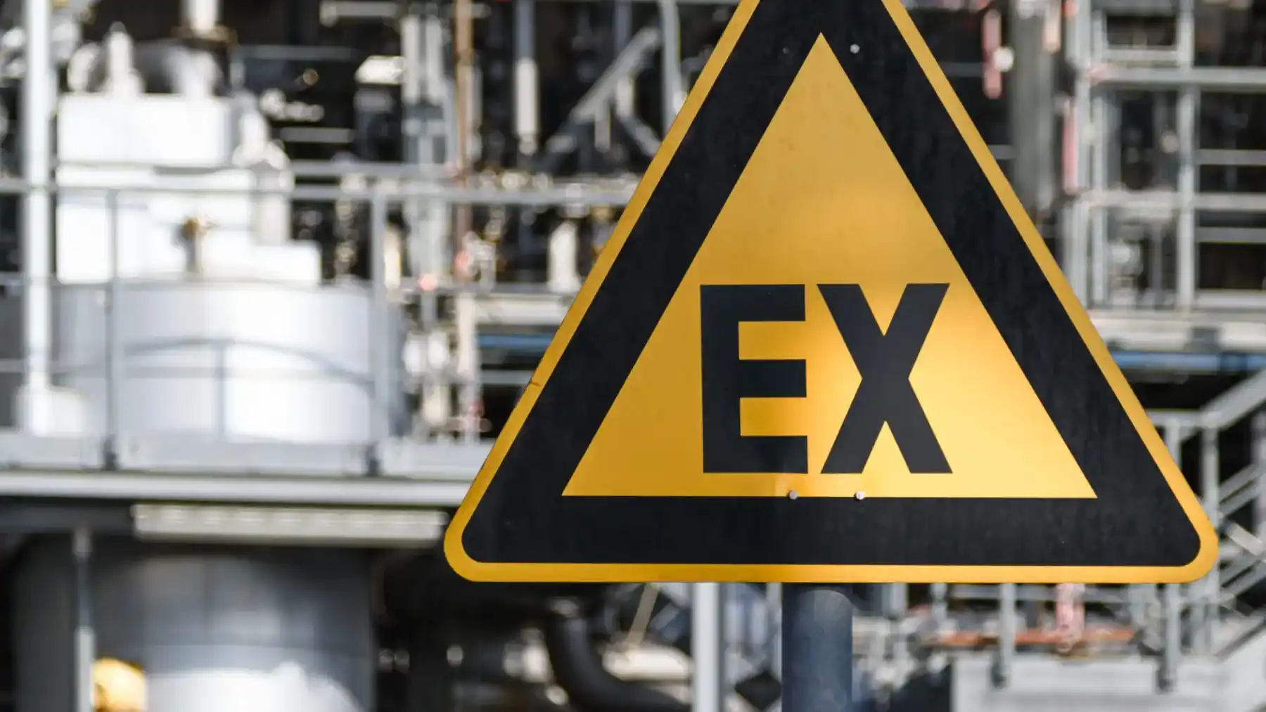 Panneau AtEx devant une usine chimique