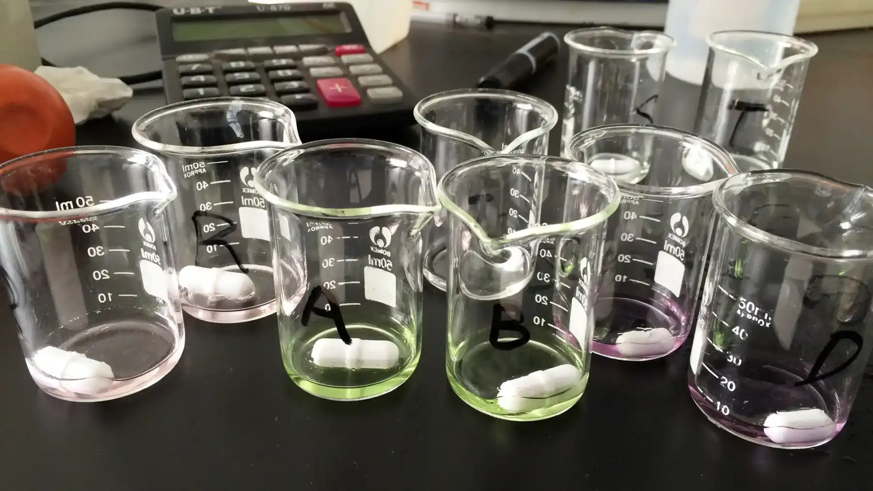 Béchers gradués et mélangeur
