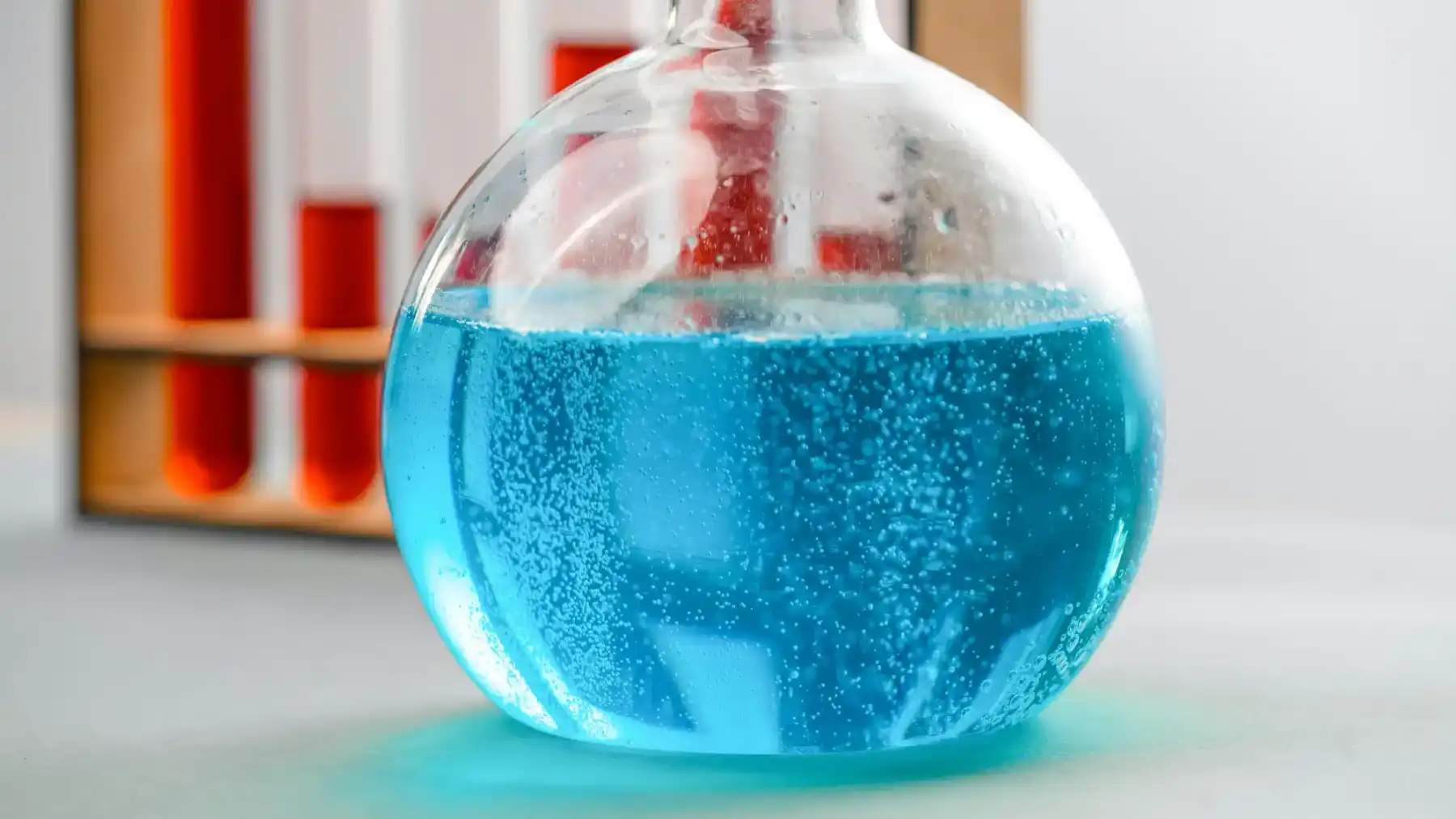 Flacon bleu à fond plat