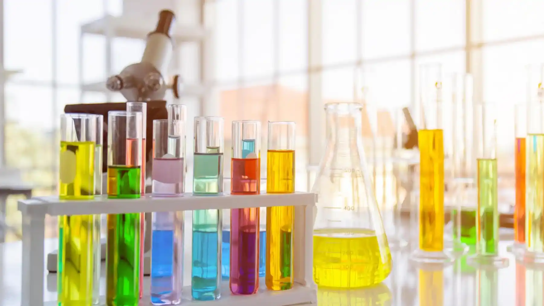 flacons-reactifs-chimiques-experiences-scientifiques