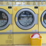 Machines à laver jaunes et panier jaune