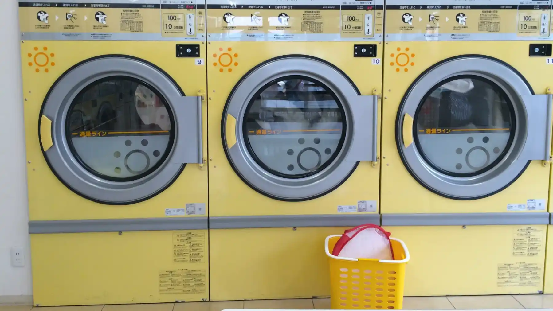 Machines à laver jaunes et panier jaune