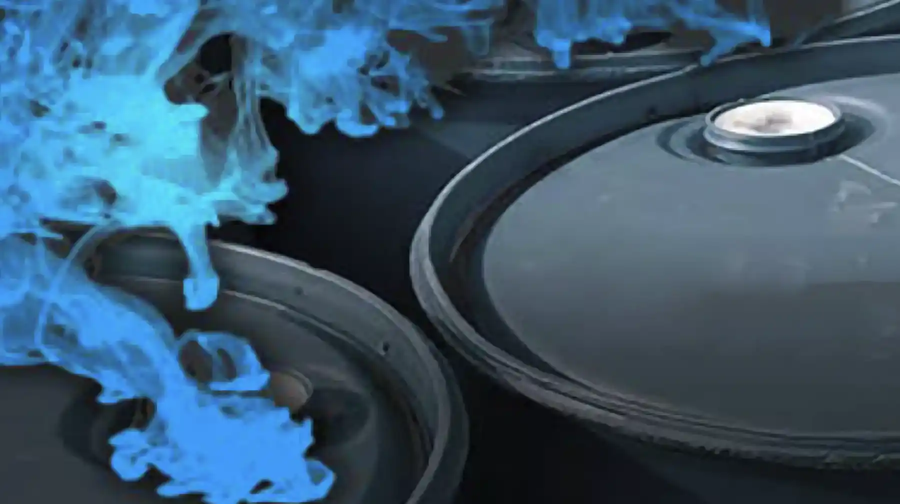 Fûts de couleur anthracite et nuage bleu de solvants