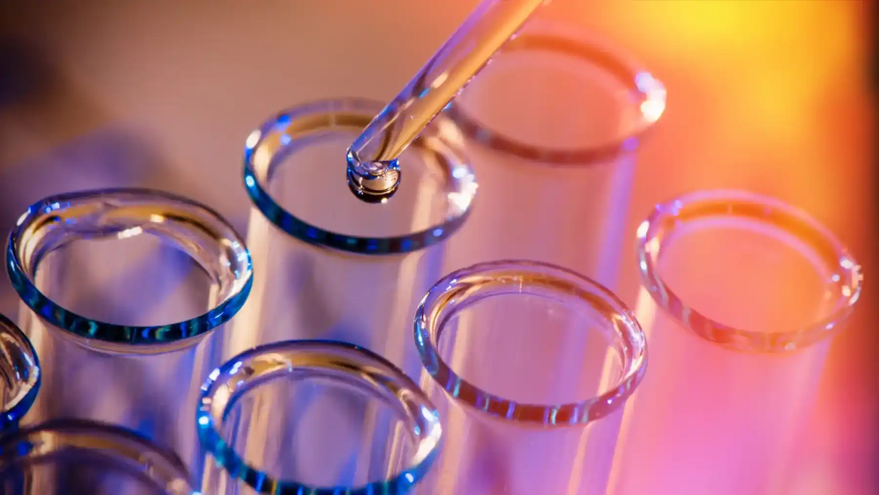 Tubes à essai et goutte versée dans l'un d'eux