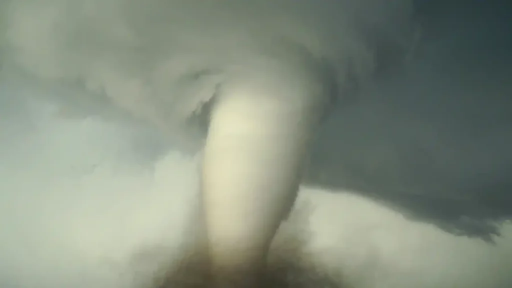 Une tornade en forme de vortex dans un paysage vert de gris tourmenté