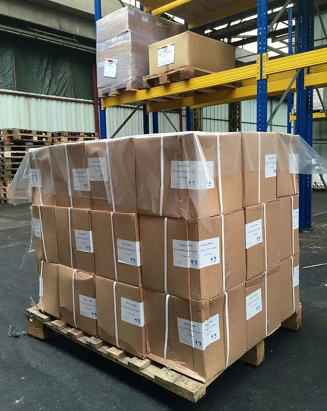 Empilement chargé sur une palette de bois