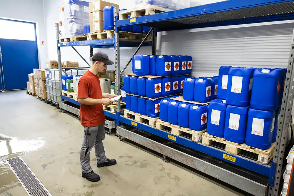 Rangement dans un hangar de bidons de produits dangereux