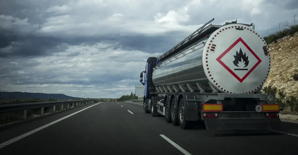 Camion-citerne tansportant de produits dangereux indiqué par avis de danger.