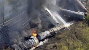 Accident ferrovaire de produits chimiques proquant l'embrasement des wagons-citernes